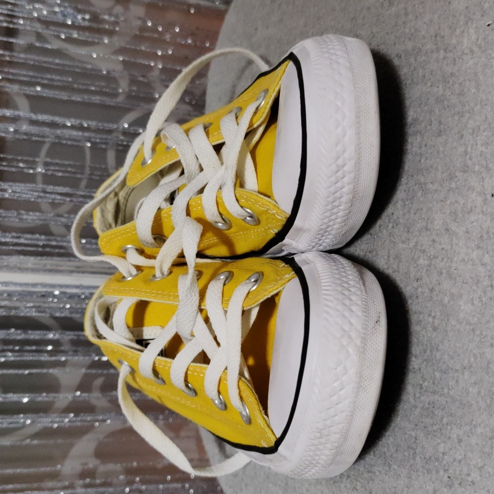 Converse yellow low top size 4 in boys and 7 in women